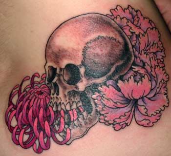 Tatuaż z piwoniami i czaszką