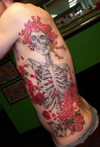 Tatuaż szkielet i róże