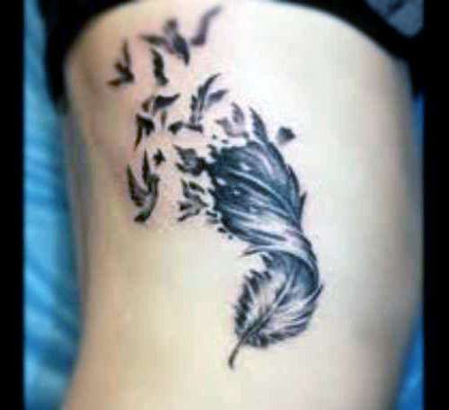Tatuaż z piórkiem i ptaszkami