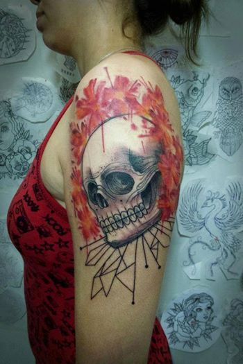 Biała czaszka i czerwone kwiaty