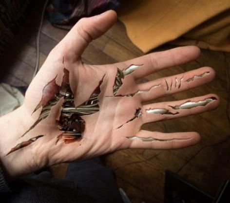 Biomechaniczny tatuaż na ręce