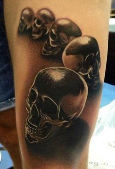 Czarne czaszki tatuaż