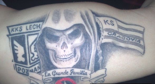 Czaszka i symbole klubów tatuaż kibica