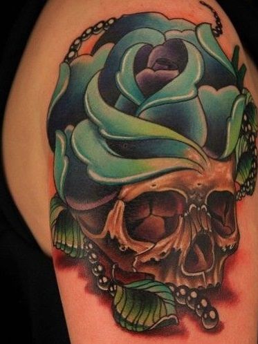 Czaszka z niebieską różą tatuaż