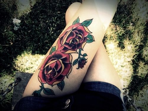 Dwie czerwone róże tatuaż na nodze