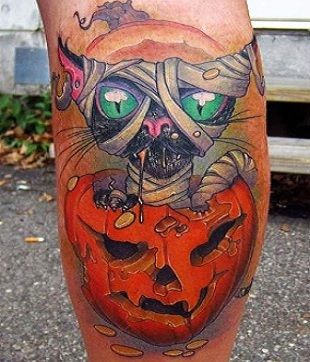 Halloween tatuaż z dynią i kotem