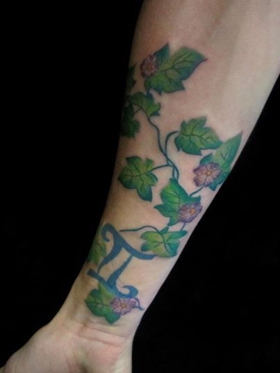 Zielone listki i kwiaty tatuaż