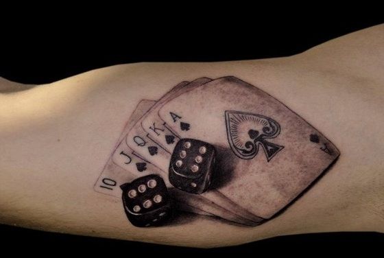 Karty poker pik i dwie kości tatuaż