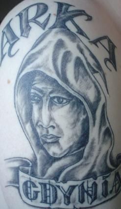 Kibic w kapturze Arka Gdynia tatuaż