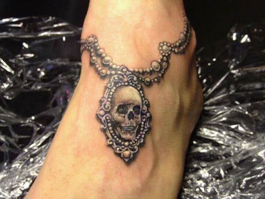 Łancuszek z czaszką na stopie