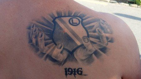 Logo Legia Warszawa w dłoniach