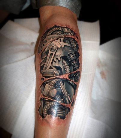 Metalowe części na łydce