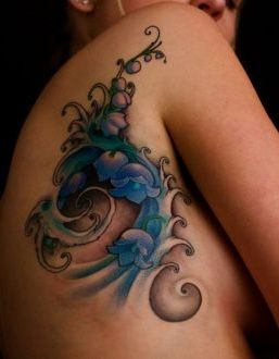 Niebieskie konwalie tatuaż