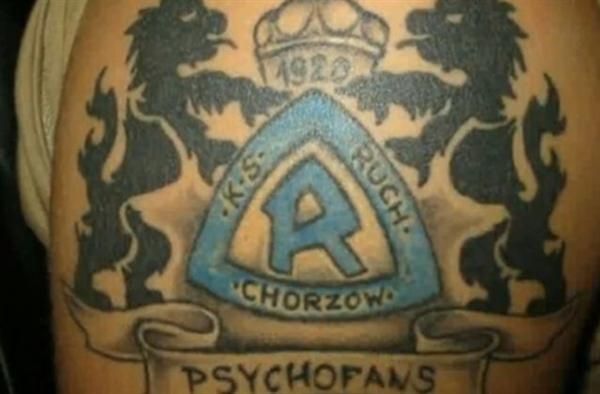 Niebieskie logo Ruch Chorzów tatuaż
