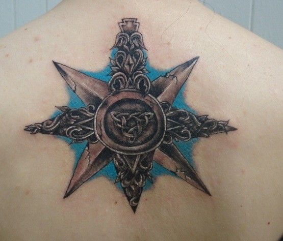 Ozdobna róża wiatrów tatuaż