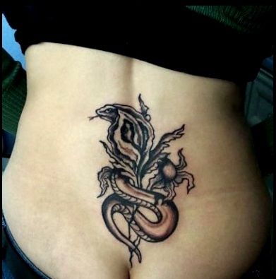 Roślina i kobra tatuaż na plecach