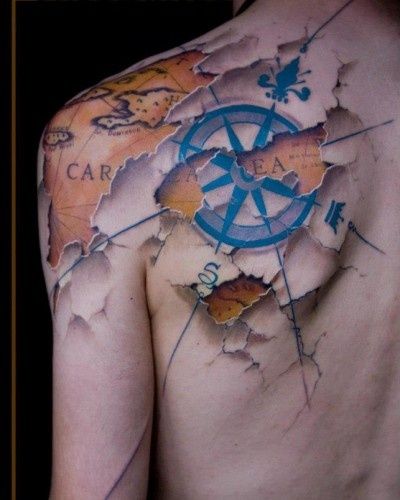 Róża wiatrów i mapa tatuaż