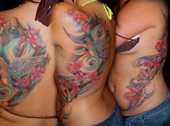 Różowe kwiaty i niebieski ptak tatuaż