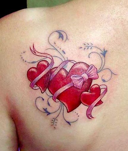 Trzy czerwone serca tatuaż