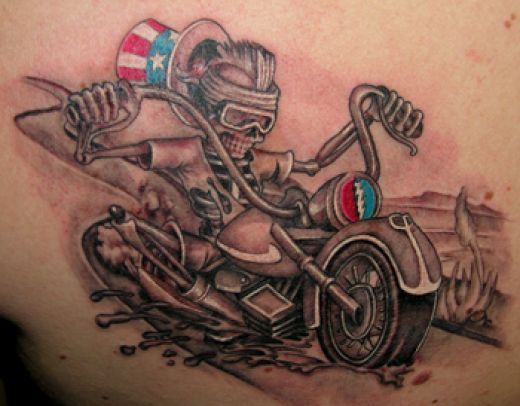 Szkieletor na motorze tatuaż