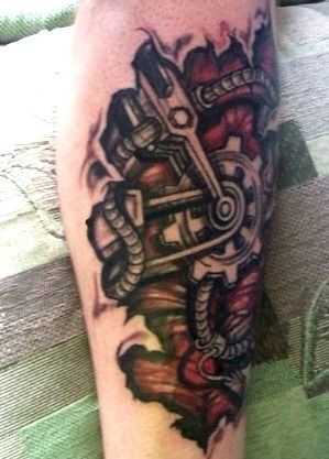 Tatuaż biomechanika części w nodze