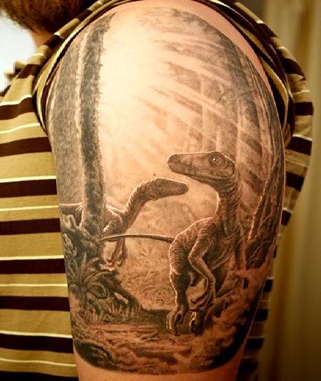Tatuaż dinozaury i drzewa
