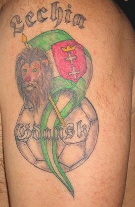 Tatuaż lew piłka i flaga
