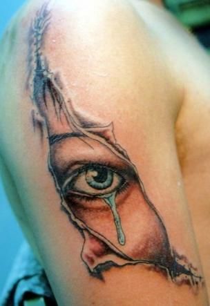Tatuaż oko pod rozdartą skórą
