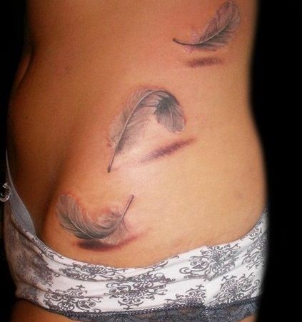 Tatuaż trzy piórka ptasie