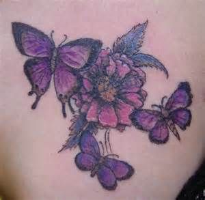 Tatuaż z motylami i kwiatem