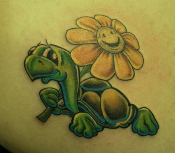Tatuaż z żółwikiem i kwiatkiem