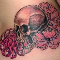 Tatuaż z piwoniami i czaszką