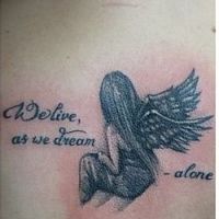 Anioł z cytatem tatuaż