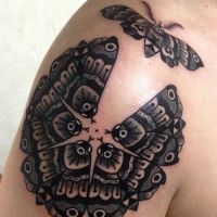 Tatuaż koło z motyli
