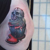 Babeczka z czaszką i kremem tatuaż