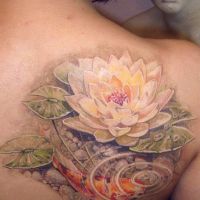 Biały kwiat lotosu i ryba tatuaż