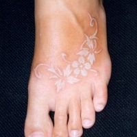 Biały tatuaż ze wzorkiem