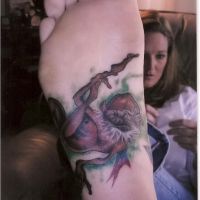 Brązowy trol tatuaż na stopie
