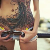 Cudny tatuaż z piórami pawia