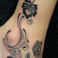 Czarne wzorki i kwiaty tatuaż