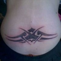 Czarny wzorek na plecach