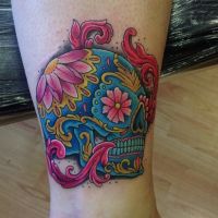 Kolorowa czaszka kwiaty tatuaż