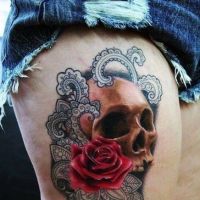 Czaszka z różą i koronką tatuaż