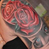 Czerwone róźe i oczy tatuaż