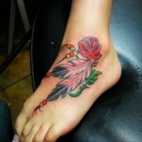 Dwa pióra i róża tatuaż