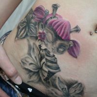 Dziewczynka i kwiaty tatuaż