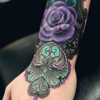 Fioletowa róża i koronki tatuaż