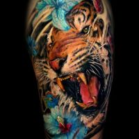 Głowa tygrysa i kwiaty tatuaż