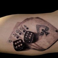 Karty poker pik i dwie kości tatuaż