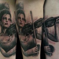 Kobieta ze skrzypacami tatuaż